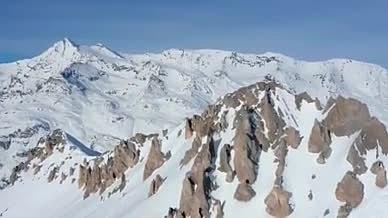 4K航拍攀岩登山雪山户外蓝天的场景视频的预览图